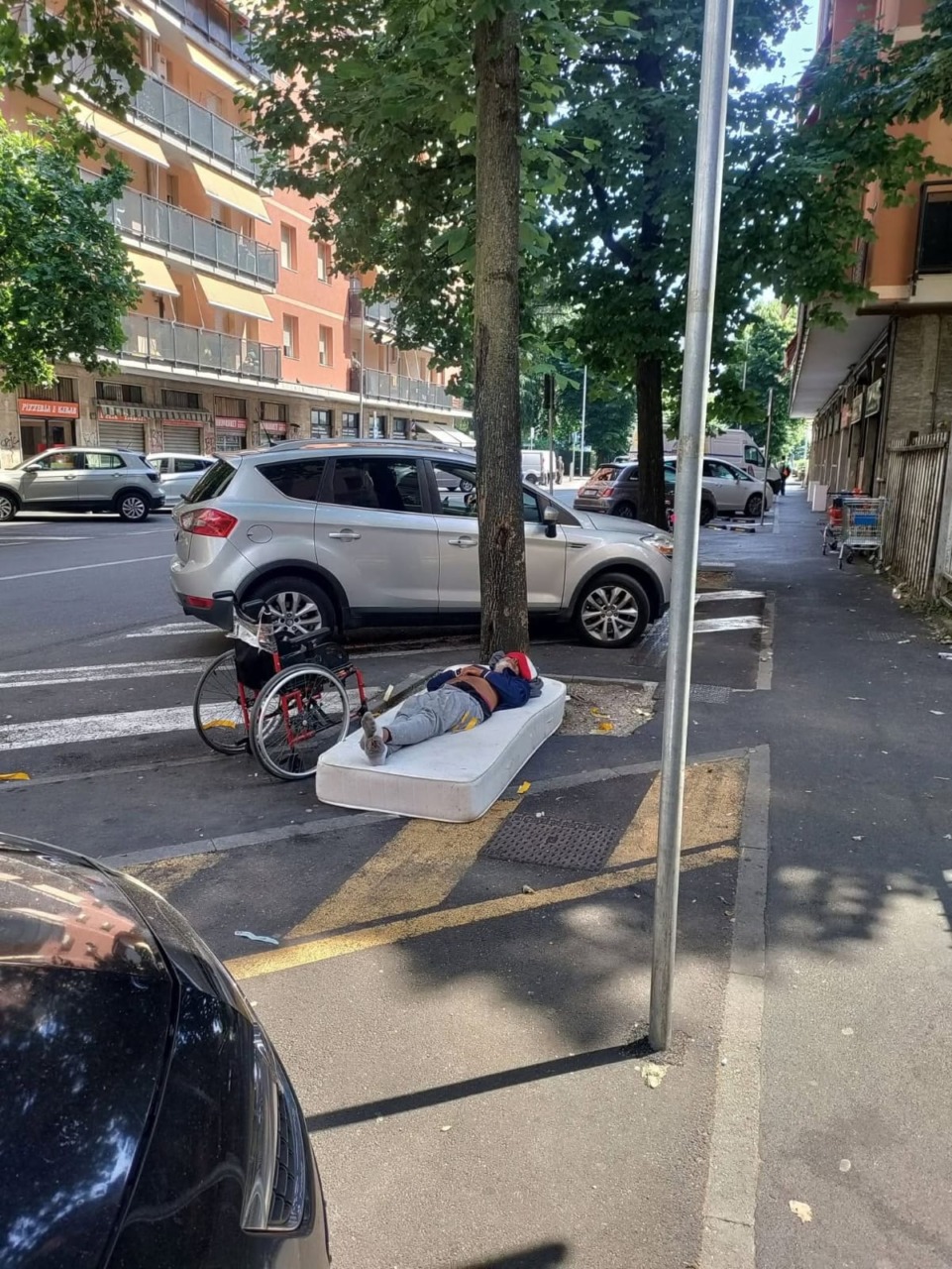 Due uomini dormono in strada sui materassi: interviene la Polizia Locale