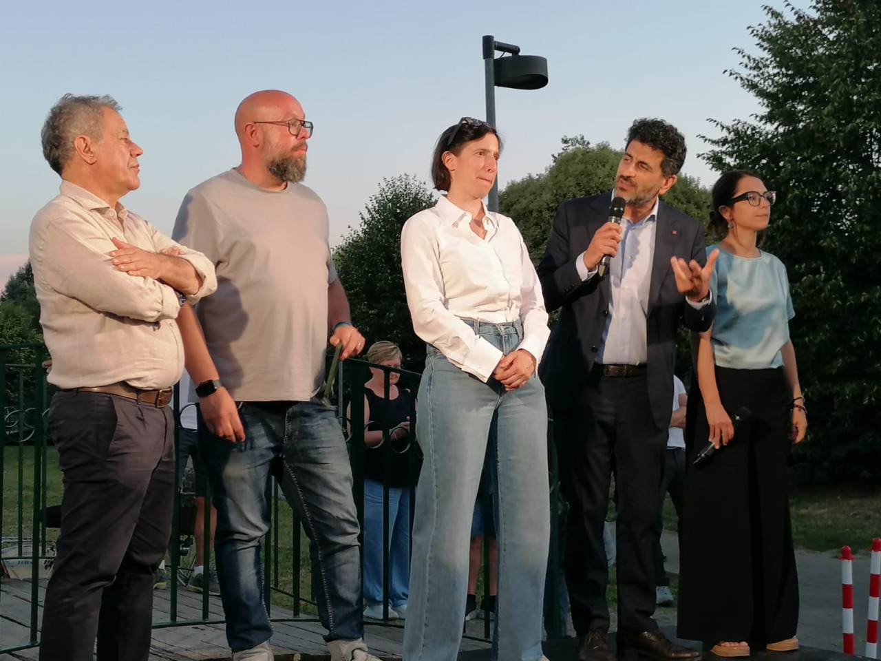 Elly Schlein alla Festa del Pd e quell’abbraccio con Piastra