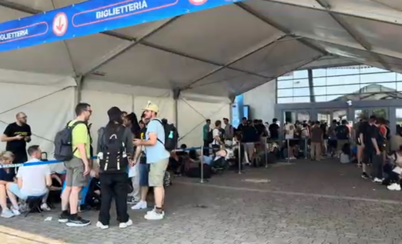 Fan in coda fuori dalla Fiera di Bergamo per il game designer giapponese: Comicon distribuisce acqua e pizza