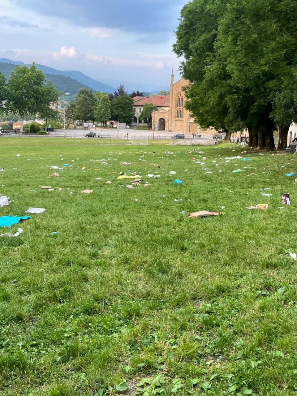 Fara invasa dai rifiuti, sette giovani hanno aiutato Aprica a ripulire: «Non facciamo di tutta l’erba un fascio»