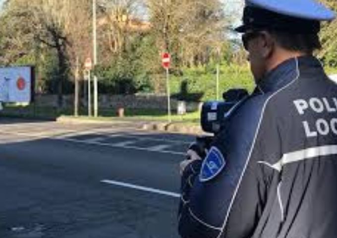 Fermato dagli agenti mentre forza il lucchetto di una bici
