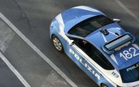 Fermato in auto per un controllo, minaccia e colpisce gli agenti: un arresto della Polizia di stato