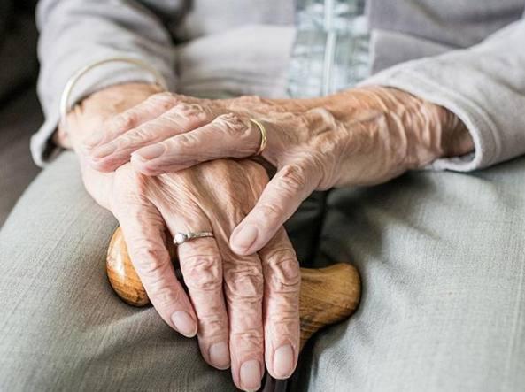 Finto carabiniere truffa e rapina un’anziana di 80 anni