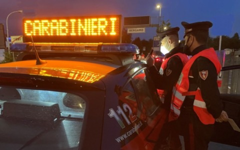 Folle fuga in Bmw dai carabinieri, si schiantano contro un’auto: ferito il giovane al volante