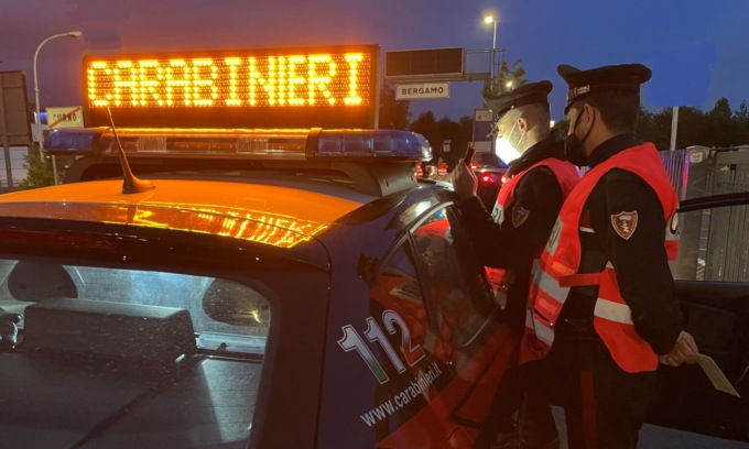 Folle fuga in Bmw dai carabinieri, si schiantano contro un’auto: ferito il giovane al volante
