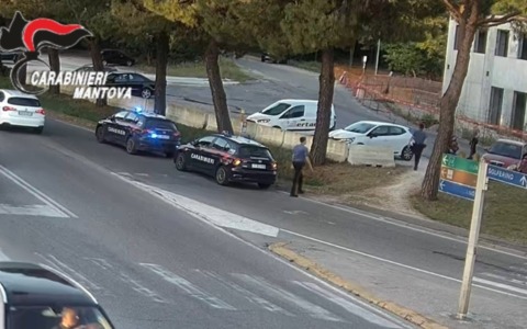 Follia a Volta Mantovana: si denuda in pubblico e aggredisce i Carabinieri con una pioggia di pietre