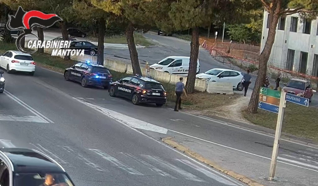 Follia a Volta Mantovana: si denuda in pubblico e aggredisce i Carabinieri con una pioggia di pietre