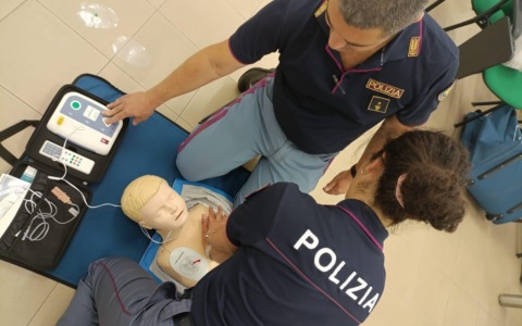 Formazione salva‑vite: la Polizia aggiorna gli operatori su BLS‑D e manovre di primo soccorso