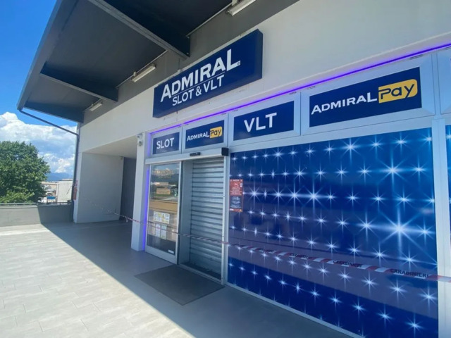 Furgone devasta sala slot e bancomat a Dalmine: cassetta ritrovata a Treviolo
