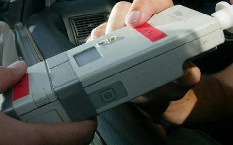 Furgone esce di strada e travolge un’auto in sosta a Moscazzano: conducente positivo all’etilometro