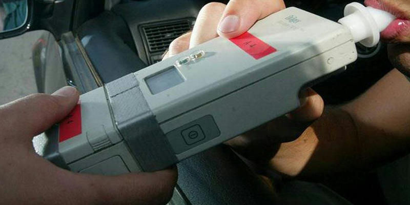 Furgone esce di strada e travolge un’auto in sosta a Moscazzano: conducente positivo all’etilometro