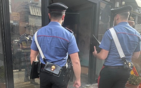 Furti in serie con “la spaccata” nei negozi, denunciato il ladro