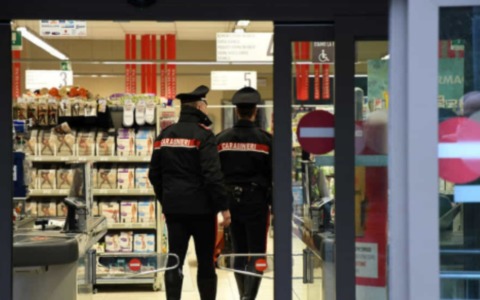 Furti seriali nei supermercati e nelle tabaccherie: sgominata banda di ladri di cioccolata e sigarette
