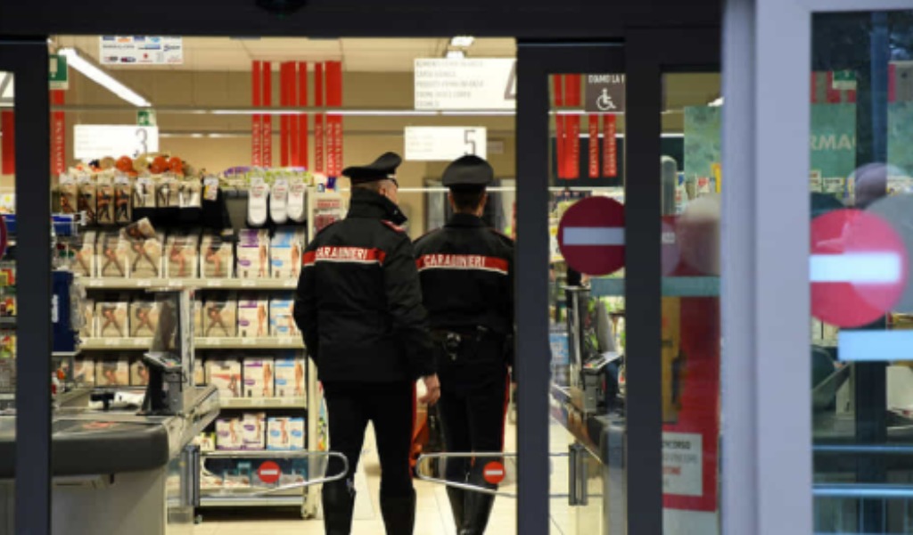 Furti seriali nei supermercati e nelle tabaccherie: sgominata banda di ladri di cioccolata e sigarette