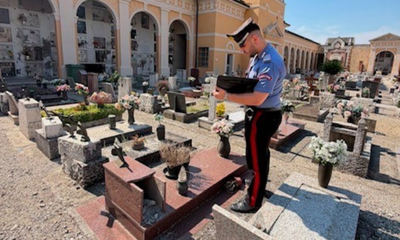 Furto sacrilego e vandalismi al cimitero comunale di Moglia