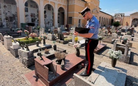 Furto sacrilego e vandalismi al cimitero comunale di Moglia