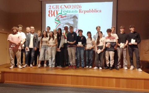 Galliate celebra i neo diciottenni: consegnata a ciascuno una copia della Costituzione