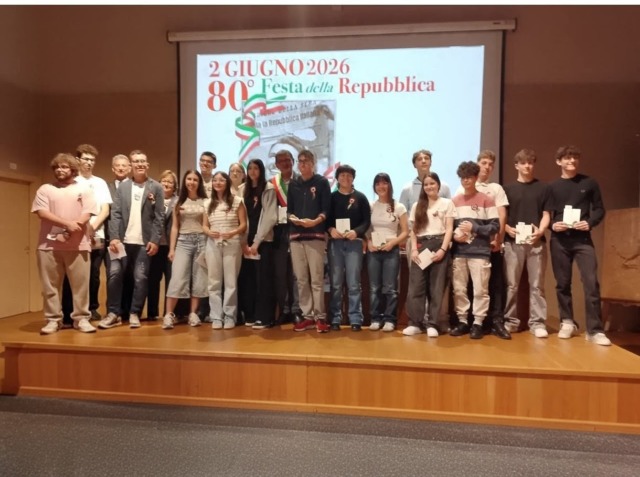 Galliate celebra i neo diciottenni: consegnata a ciascuno una copia della Costituzione