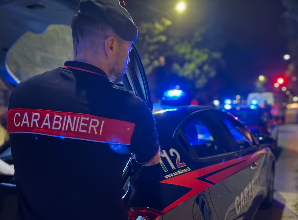 Giovane aggredito e rapinato mentre torna a casa dopo una giornata di lavoro