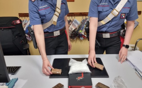 Gli dà in comodato d’uso gratuito un appartamento e lo trova pieno di sostanza stupefacente