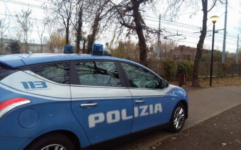 Gli vende la droga davanti agli occhi della Polizia