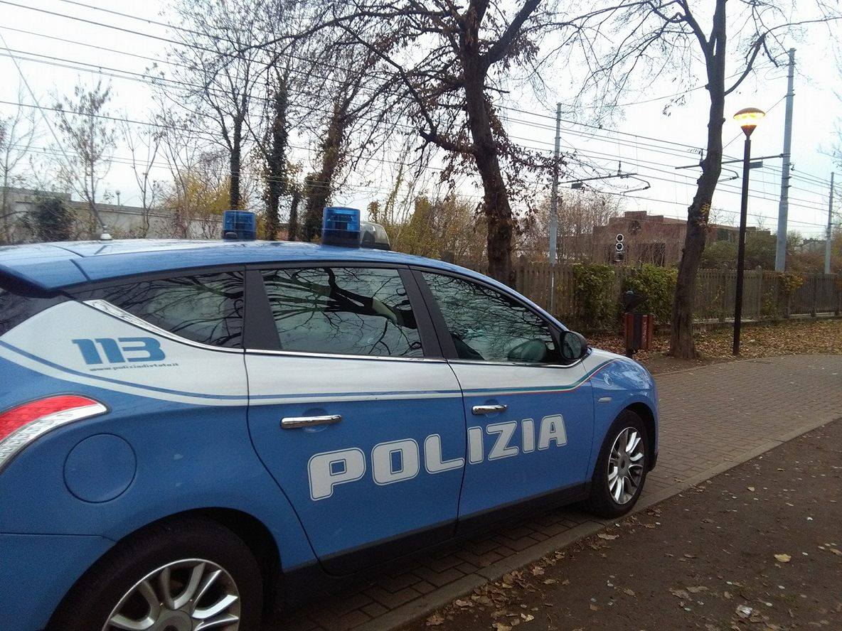 Gli vende la droga davanti agli occhi della Polizia