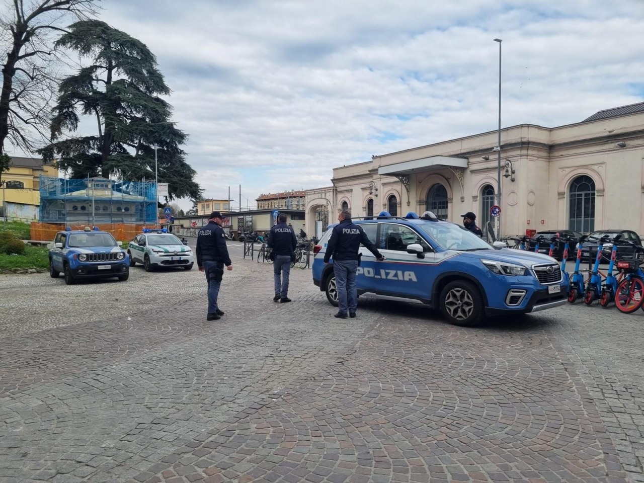 Gomitate e calci agli agenti durante il controllo