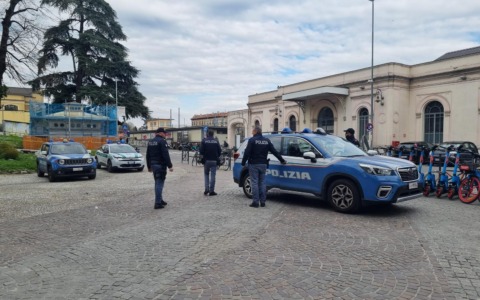 Gomitate e calci agli agenti durante il controllo