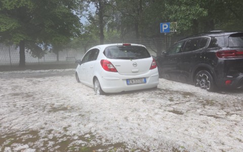 Grandinata e strade allagate