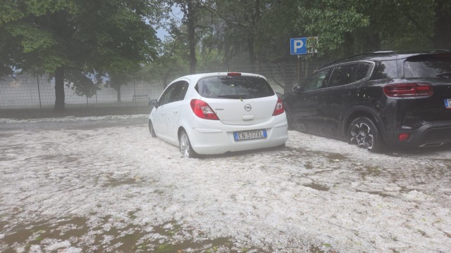 Grandinata e strade allagate