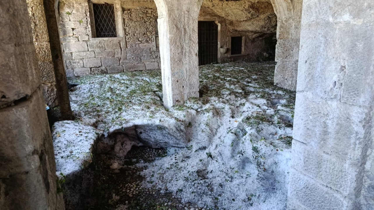 Grandinata: sotto il Santuario si è formata una “vasca” di ghiaccio