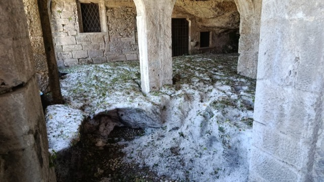 Grandine a Brembate, una distesa di ghiaccio invade il santuario di San Vittore