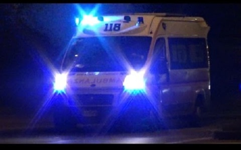 Gravissimo incidente stradale nella notte: pirata della strada ubriaco travolge uno scooter, fugge e investe un pedone