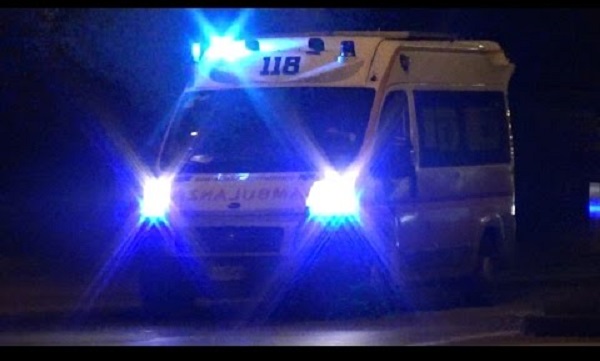 Gravissimo incidente stradale nella notte: pirata della strada ubriaco travolge uno scooter, fugge e investe un pedone