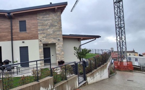 Gru a Lonno da 14 anni, la replica della società proprietaria: «Cantiere attivo e tutto regolare»