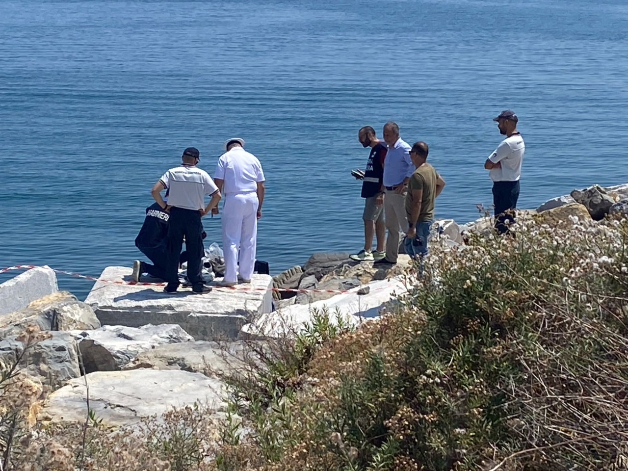 I corpi di due giovani trovati in mare alla foce dell’Impero
