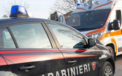 Il cane abbaia da tre giorni, trovato morto in casa a Mantova: aveva 50 anni