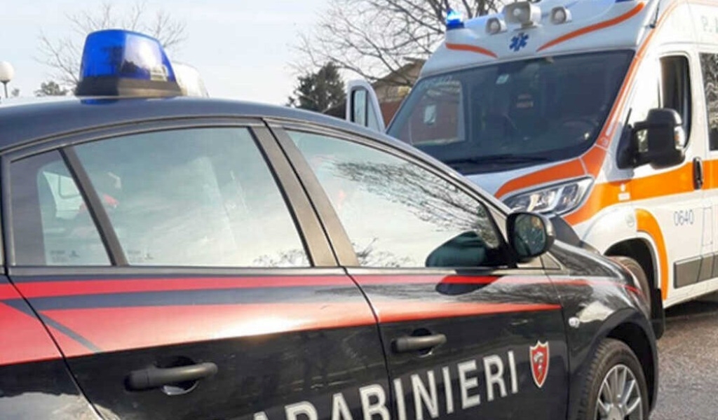 Il cane abbaia da tre giorni, trovato morto in casa a Mantova: aveva 50 anni