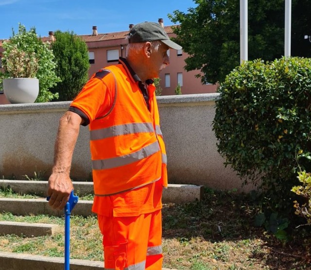 I volontari civici puliscono la piazza