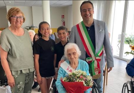 Ida Novaro ha compiuto 100 anni, grande festa col sindaco