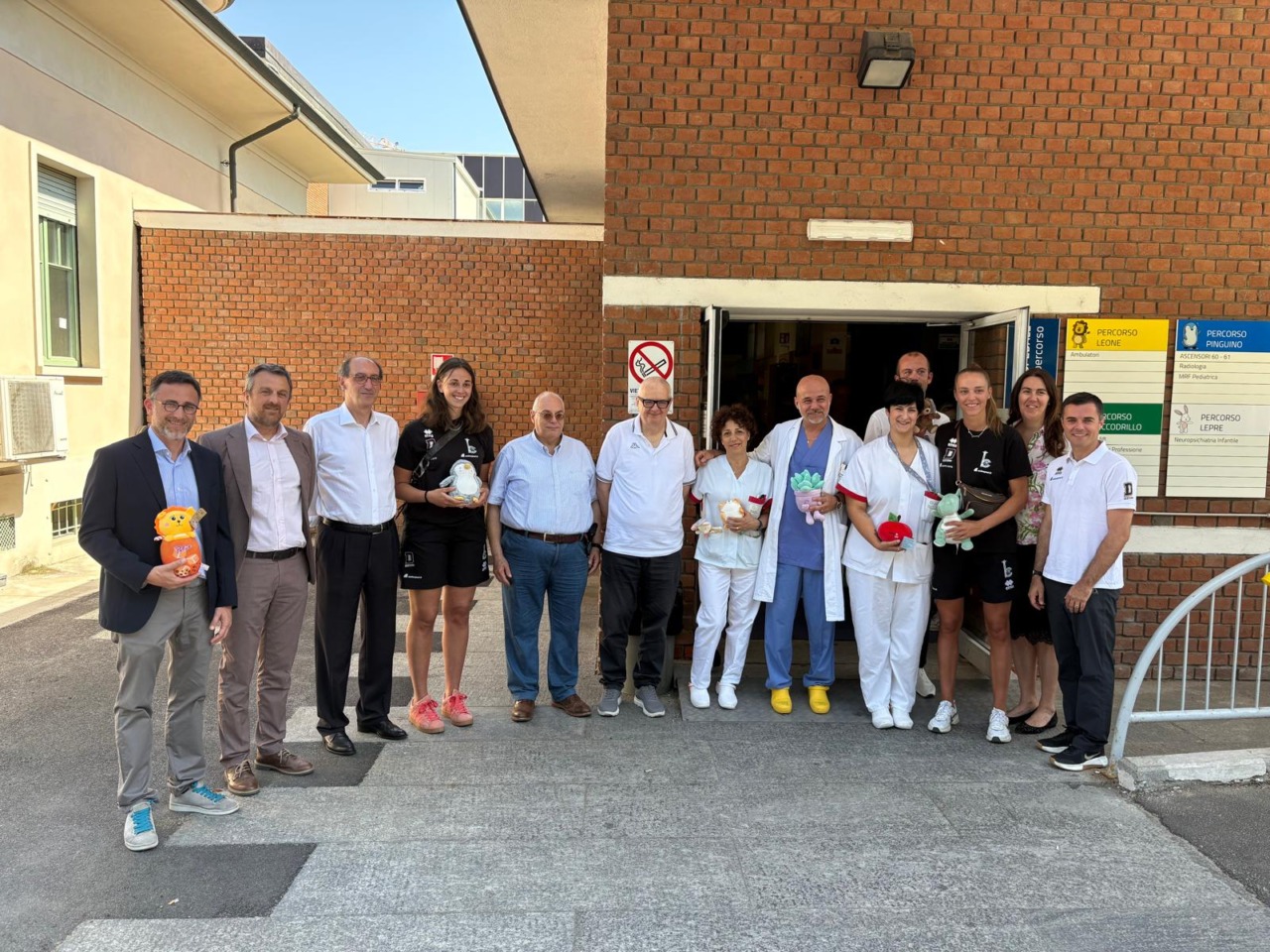 Il BCC Derthona Basket dona all’Ospedale Infantile di Alessandria i peluche raccolti dai tifosi