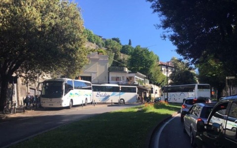 Il paradosso di Bergamo, una città turistica che non sa dove mettere i bus turistici