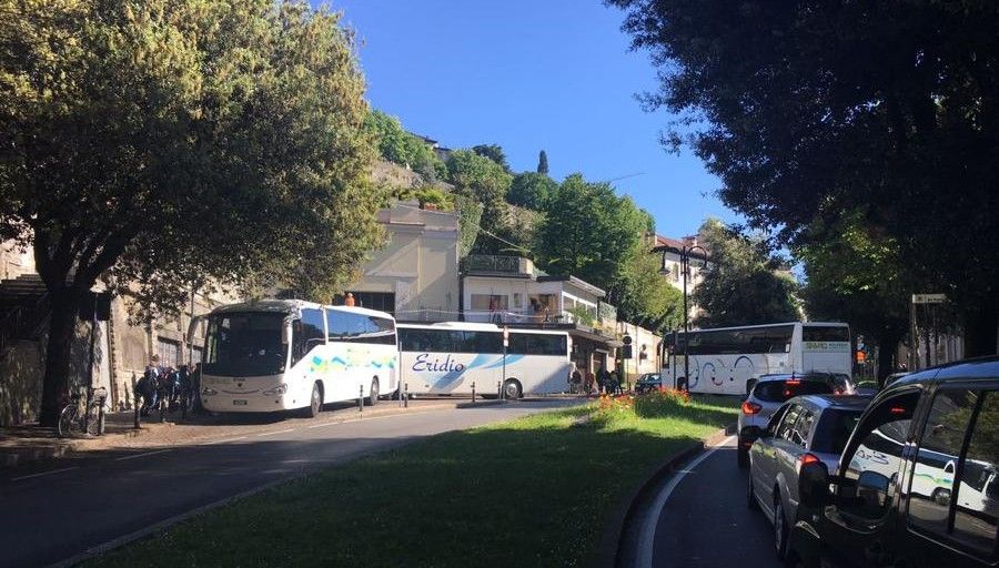 Il paradosso di Bergamo, una città turistica che non sa dove mettere i bus turistici