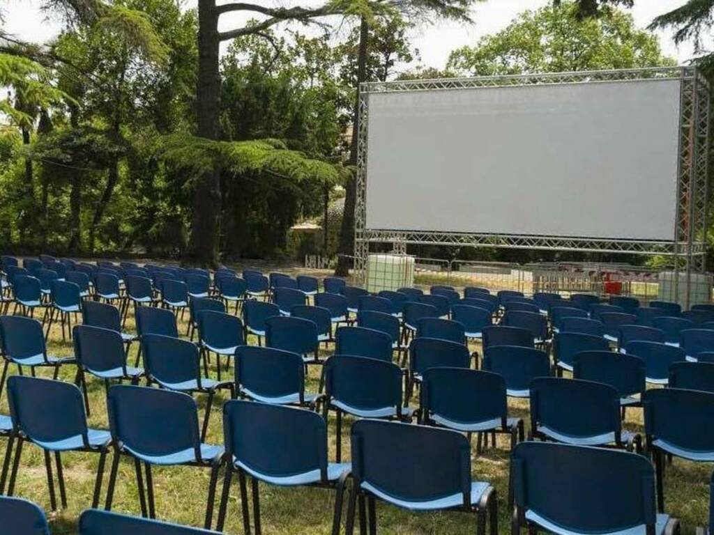 Il quartiere di San Teodoro ritrova il suo cinema: torna l’arena estiva nella splendida cornice di Villa Giuseppina
