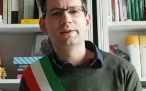 Il sindaco vieta la sala del Comune a «Noi è io sono»