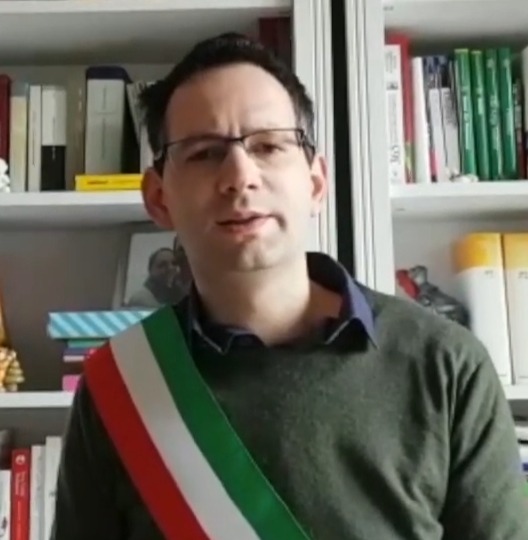 Il sindaco vieta la sala del Comune a «Noi è io sono»