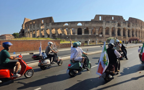 In migliaia in centro per gli 80 anni della Vespa