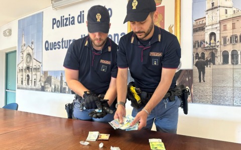 In monopattino con 31 dosi di crack