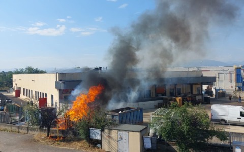 Incendio a Pozzo d’Adda: fiamme in un’azienda, Vigili del fuoco in azione