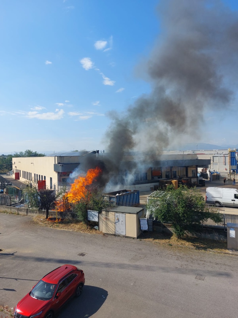 Incendio a Pozzo d’Adda: fiamme in un’azienda, Vigili del fuoco in azione